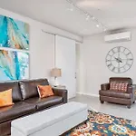 Beautiful 1-Bed & Den
