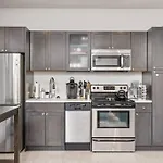 Beautiful 1-Bed & Den