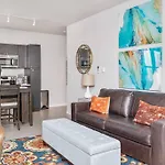 Beautiful 1-Bed & Den