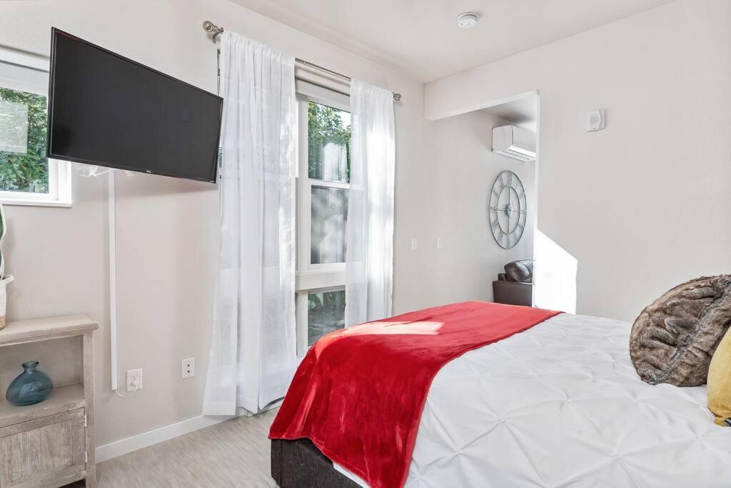 Apartment Beautiful 1-bed & Den