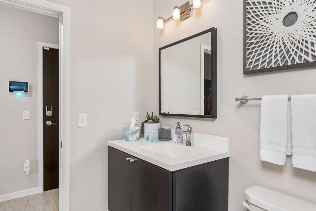 Beautiful 1-bed & Den Apartment *
