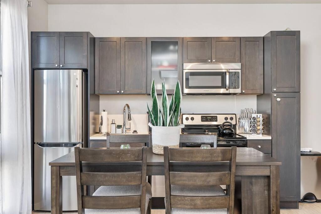 Apartment Beautiful 1-bed & Den