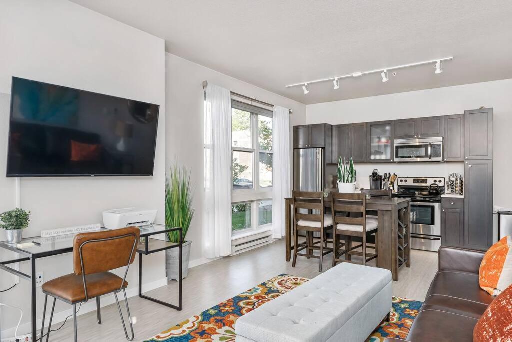 Apartment Beautiful 1-bed & Den Minneapolis