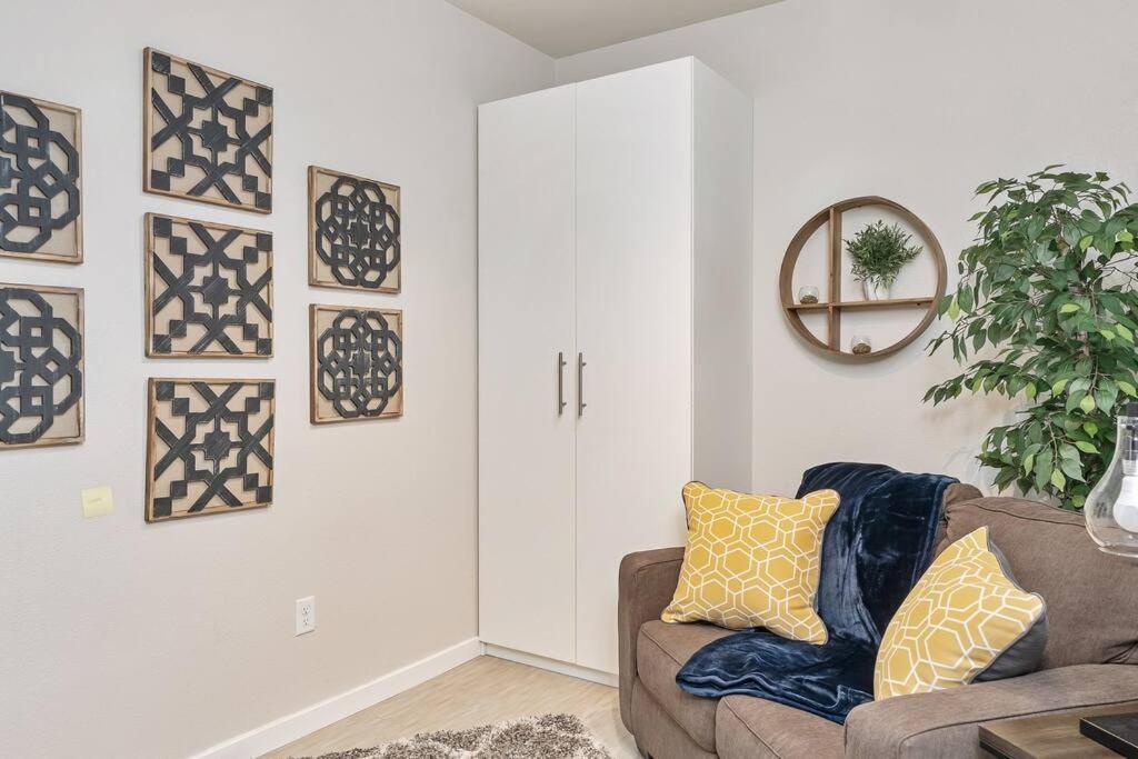 Beautiful 1-bed & Den Apartment Minneapolis