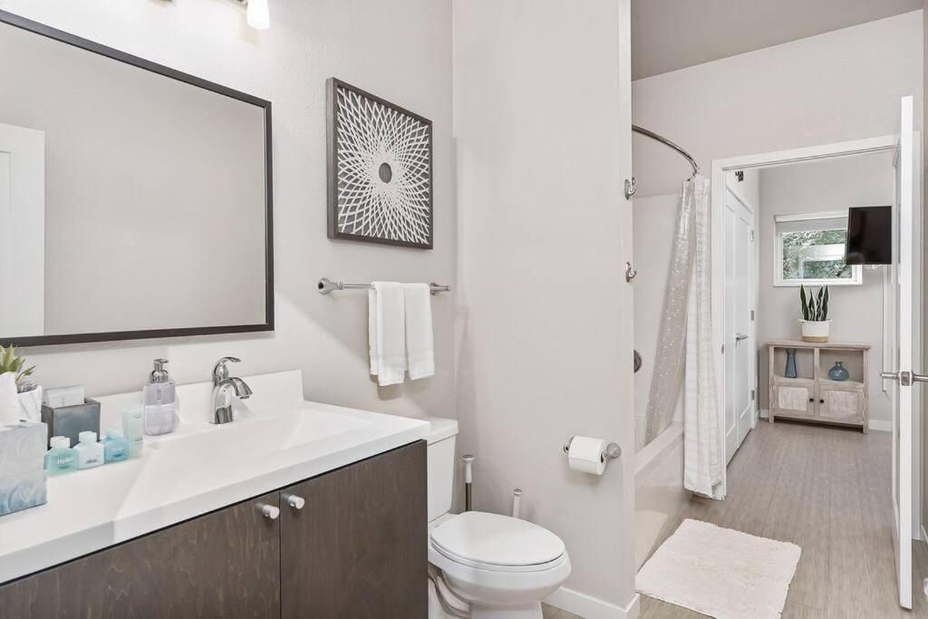 Apartment Beautiful 1-bed & Den *