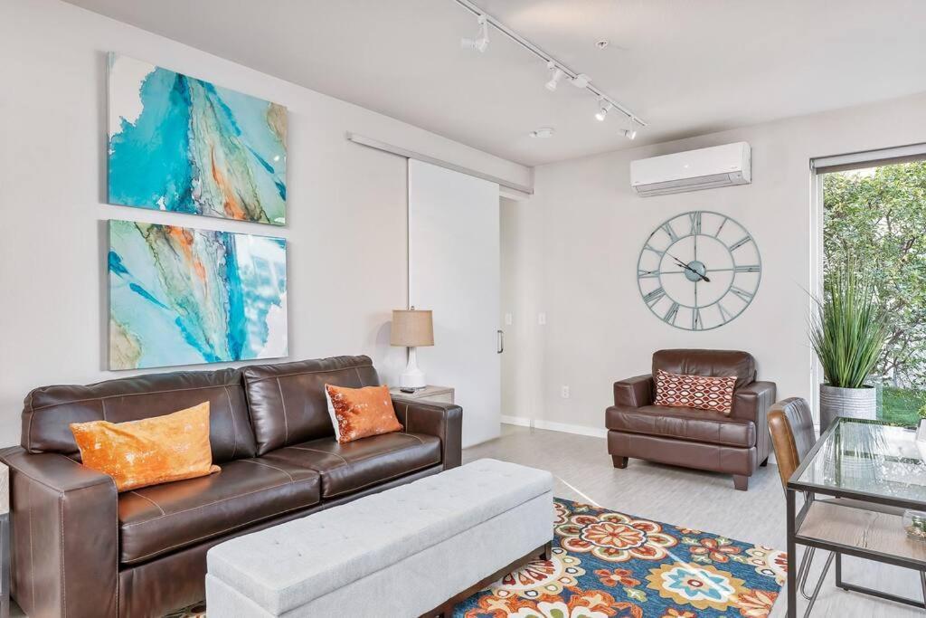 Beautiful 1-bed & Den Apartment *