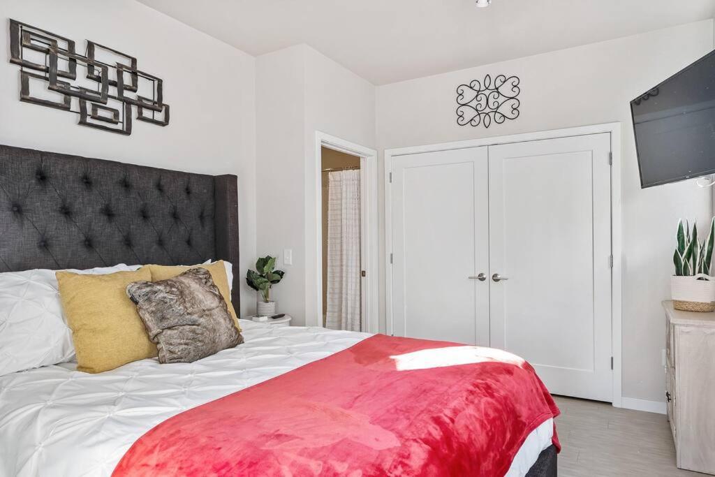Apartment Beautiful 1-bed & Den *