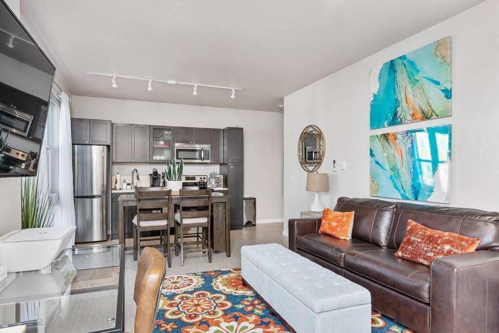 Apartment Beautiful 1-bed & Den *