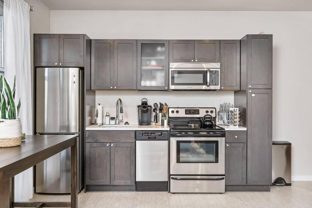 Beautiful 1-bed & Den Apartment *