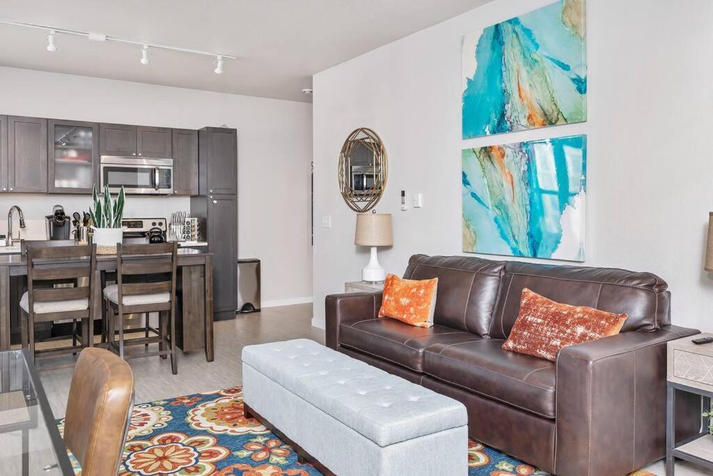 Beautiful 1-bed & Den Minneapolis