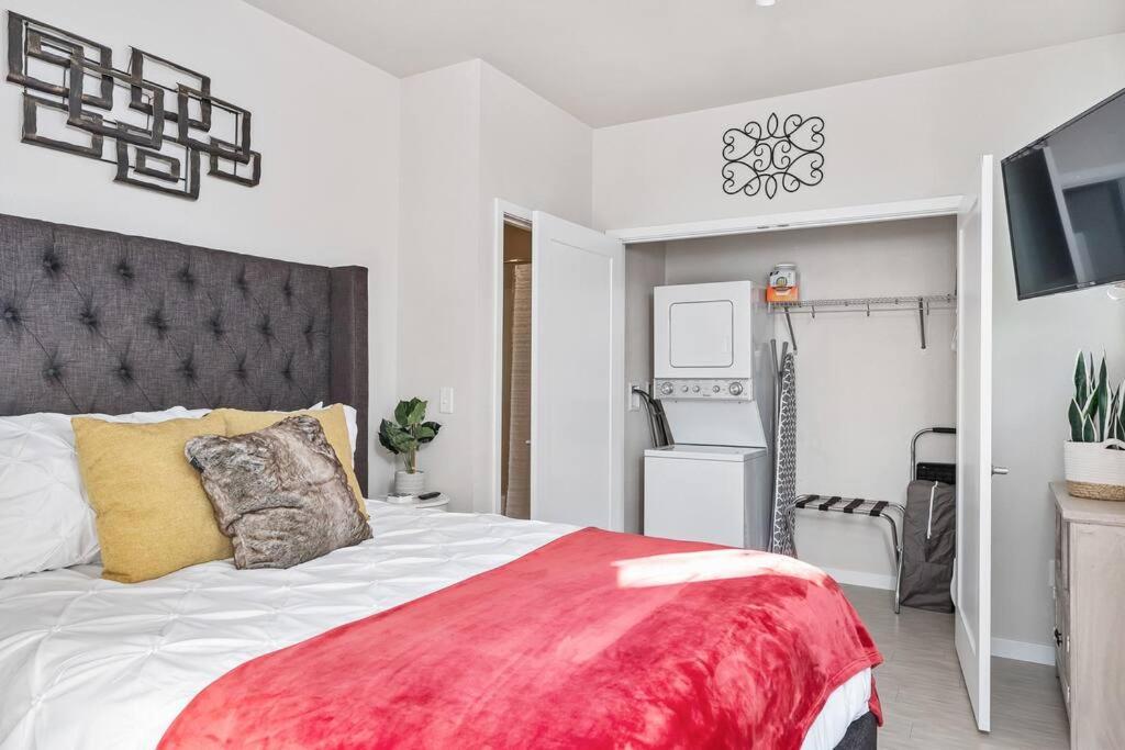 Beautiful 1-bed & Den Apartment *