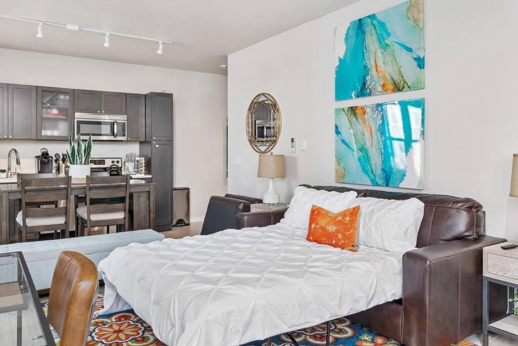 Apartment Beautiful 1-bed & Den