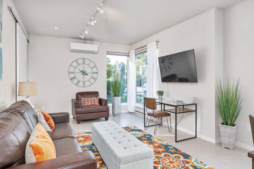 Beautiful 1-bed & Den Minneapolis